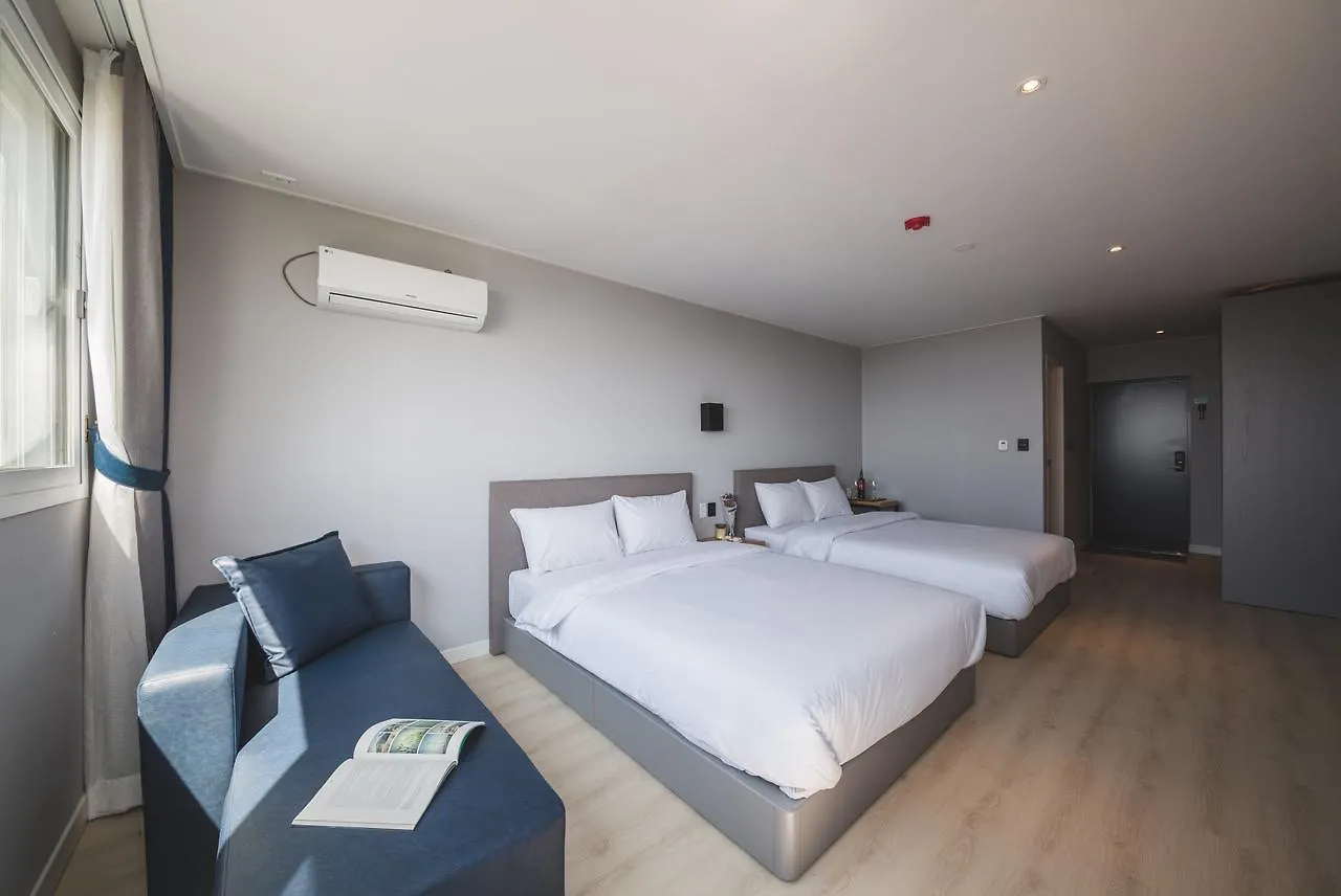 Sallys Jeju Hotel 2*,